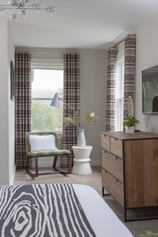 Deluxe Queen Room interior