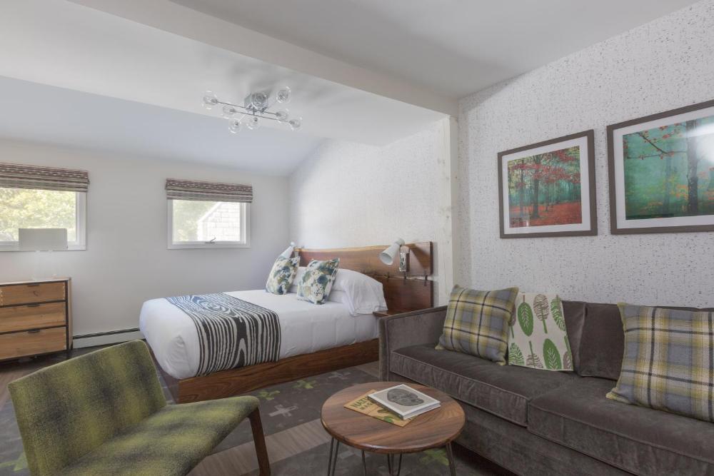 Deluxe King Room interior